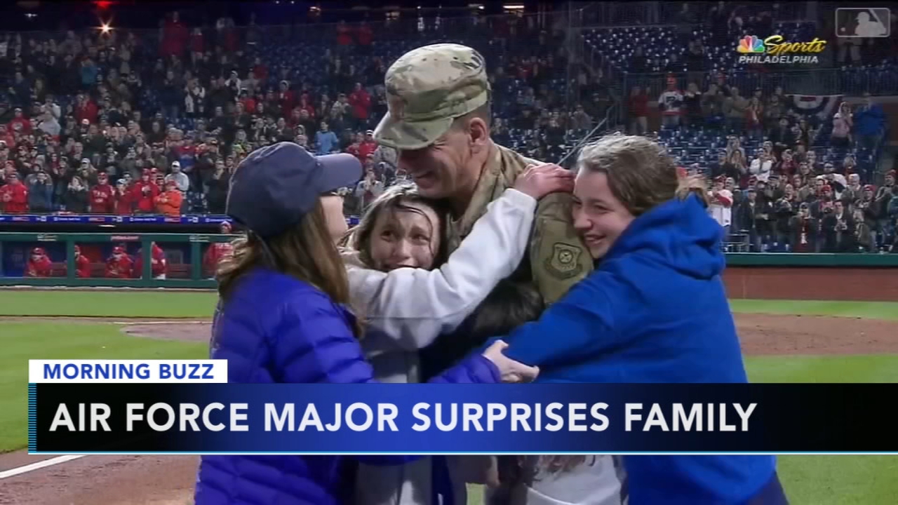Air force major surprises family at Phillies game