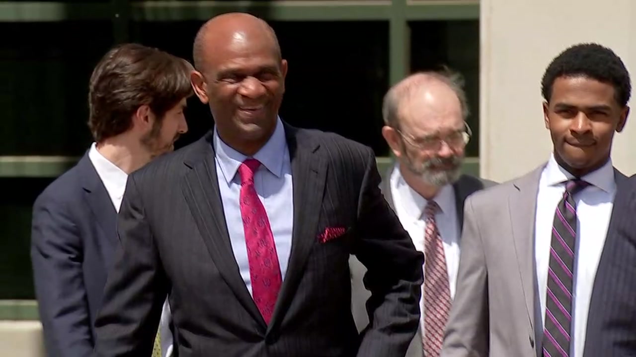 Pastor Kirbyjon Caldwell turns himself in to face fraud charges