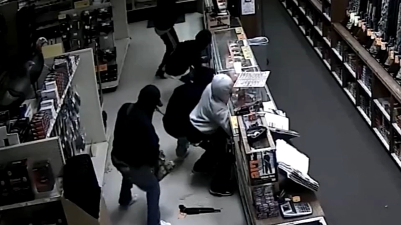 Burglars steal 22 guns from Upper Darby gun store