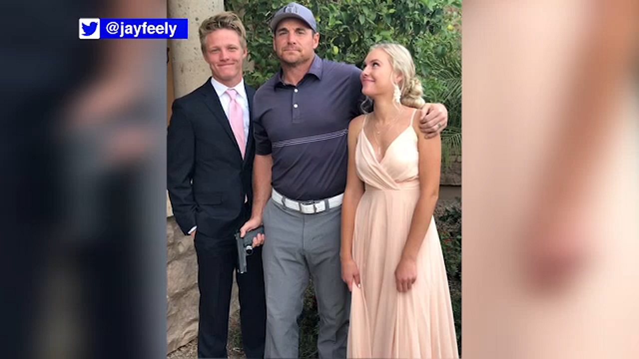 Former NFL kicker Jay Feely apologize for photo with gun, daughter