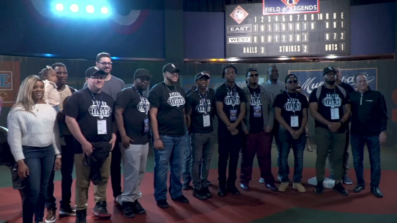 White Sox players team up with BAM students to visit Negro League Baseball Museum