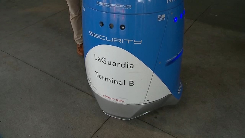 Security robot joins team at LaGuardia Airport