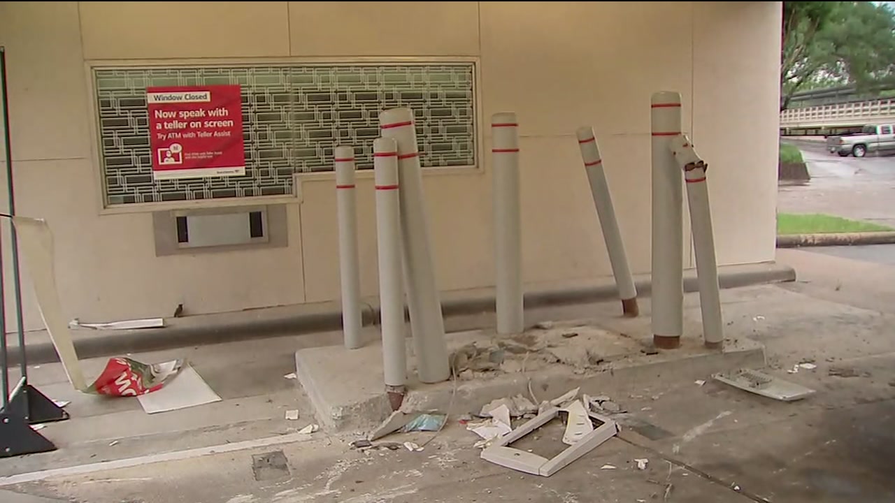 Men use forklift to steal ATM, lead police on chase through northeast Houston