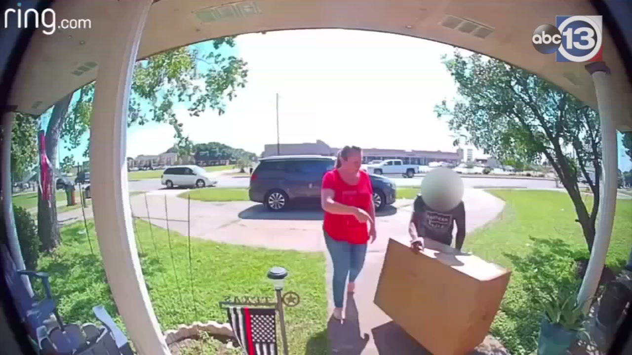 Woman says man who walked away with her pkg claims he needed a box