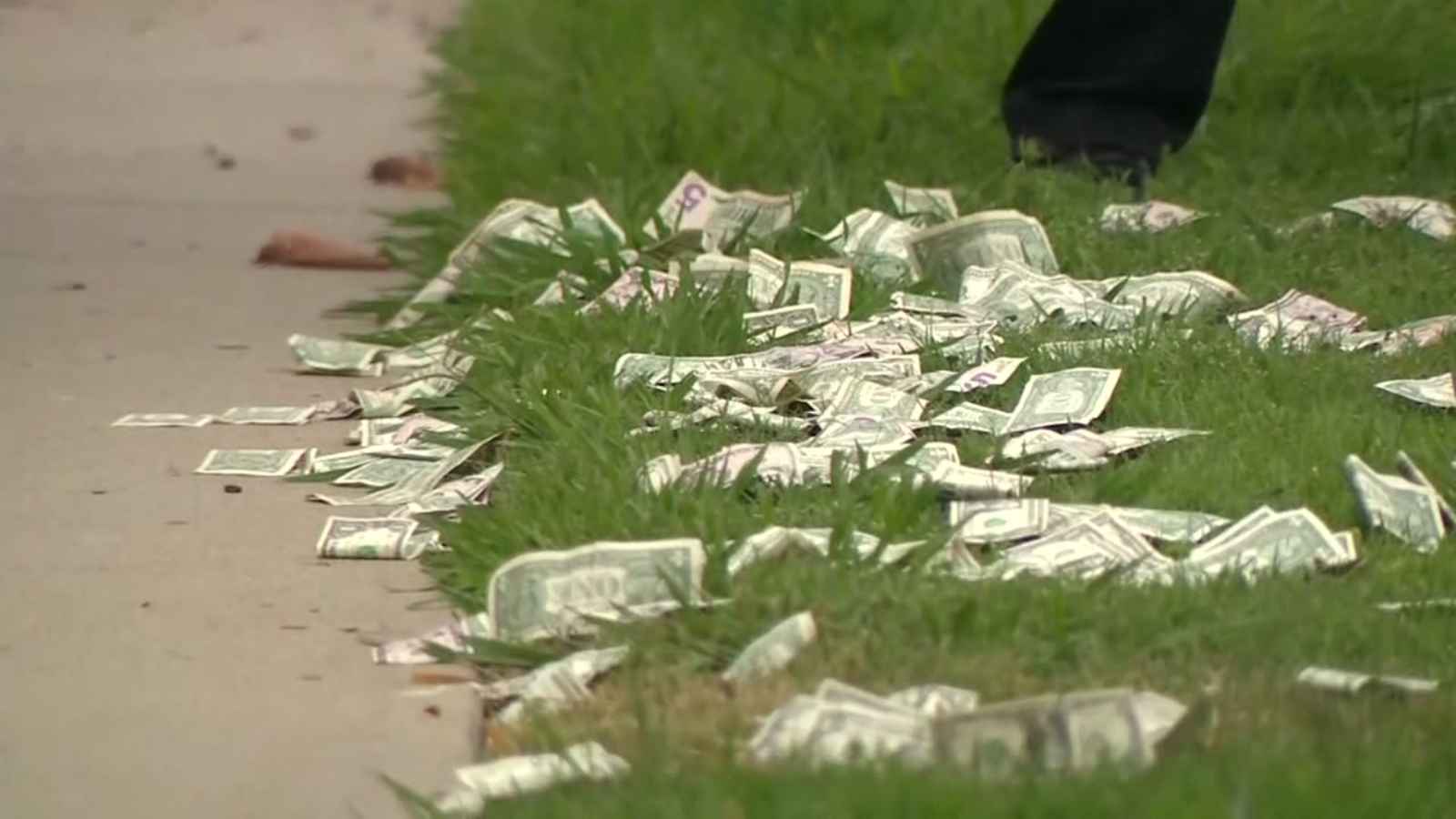 Suspects throw money out of vehicle during police chase ABC13 Houston