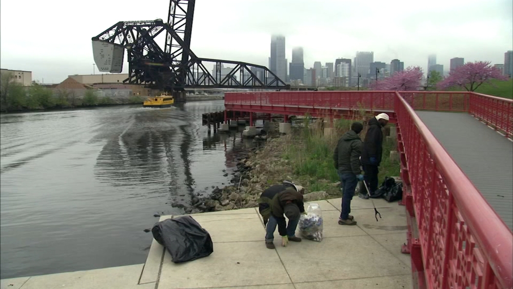 Volunteers clean up Chicago River