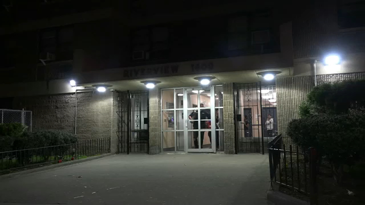 Man charged with stabbing girlfriend