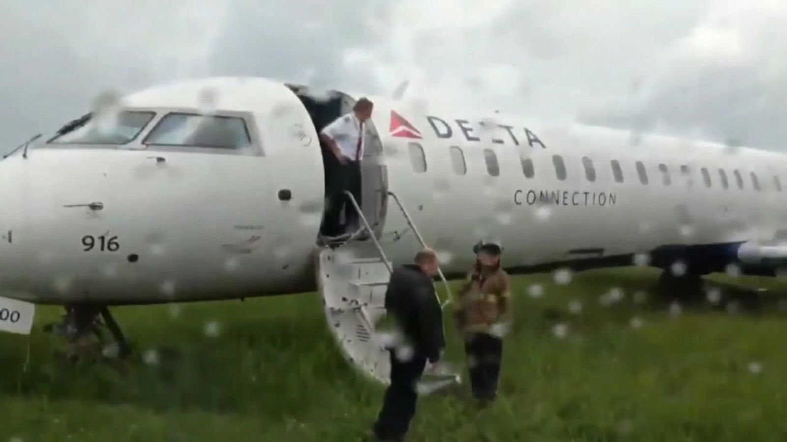 Plane gets stuck in mud after skidding off the runway ABC13 Houston