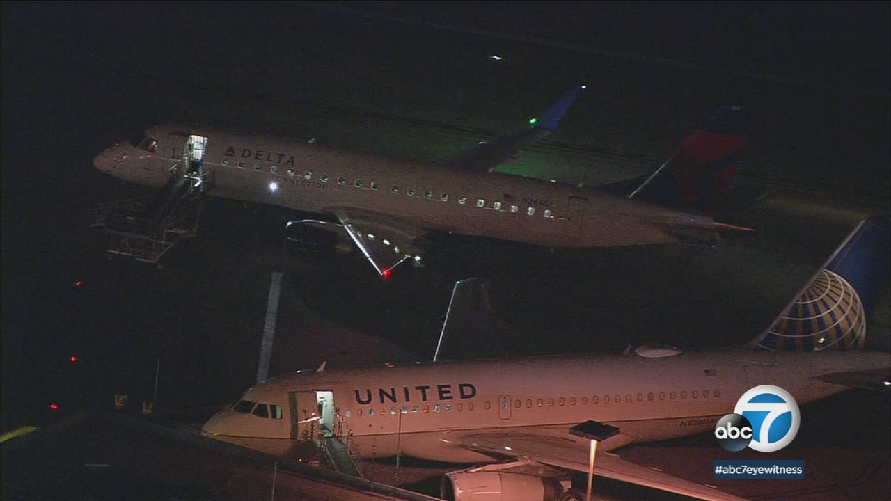 2 planes clip wings at Hollywood-Burbank Airport
