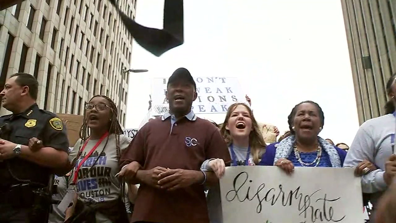 Houston mayor announces gun violence council