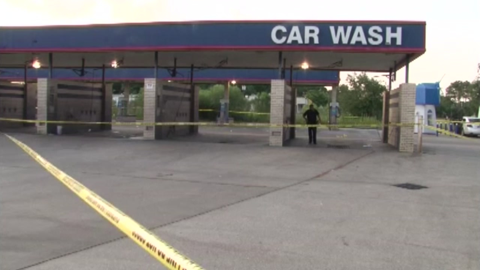 Deputies Shooter on the run after injuring 1 at car wash in north