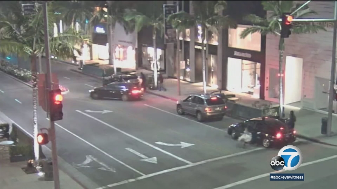 Multiple suspects sought in Beverly Hills store burglaries