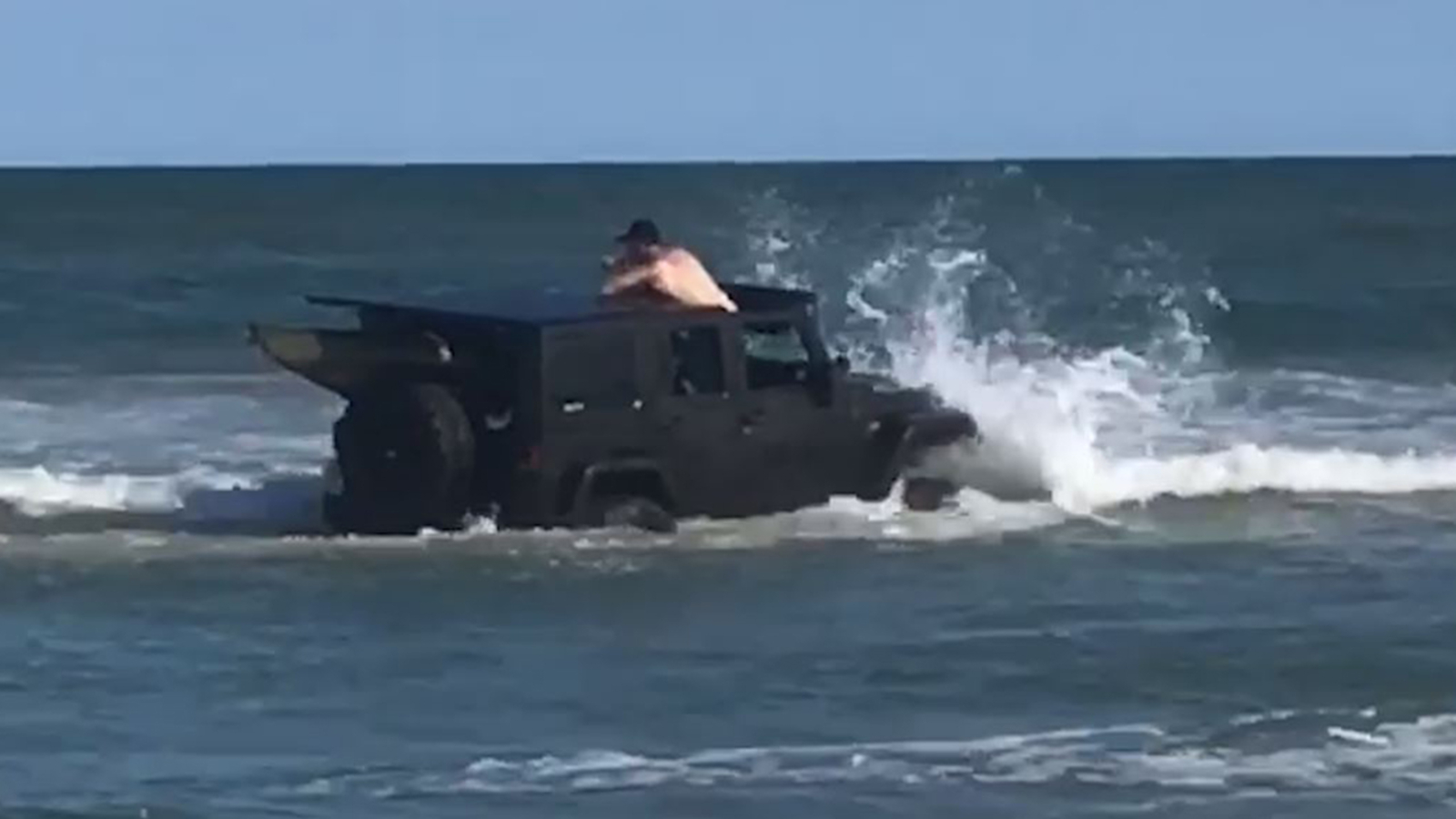 Jeep Gets Stuck At San Luis Pass After Driving Through Water At Beach Abc13 Houston