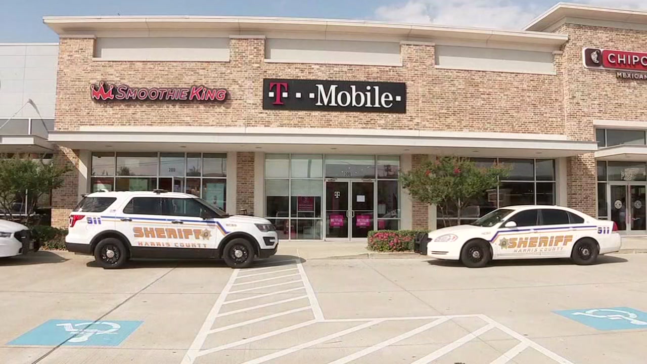 Suspects in custody after robbing T-Mobile store