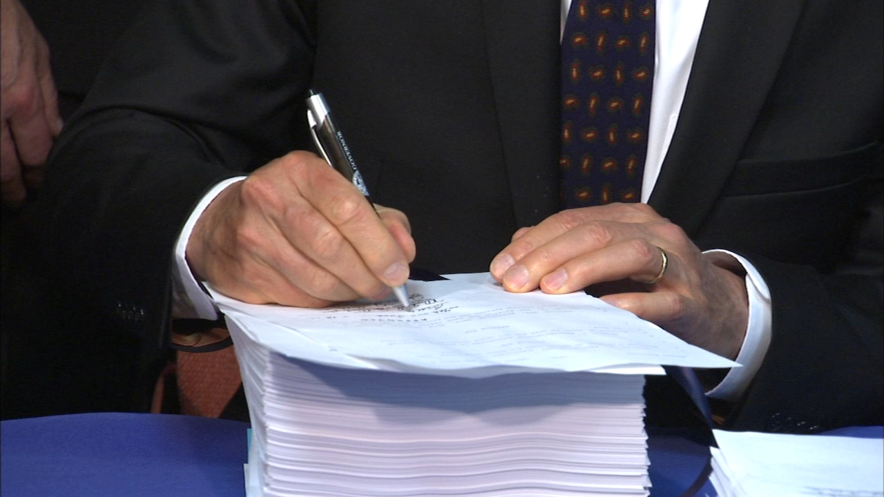 Gov. Rauner signs Illinois budget bill