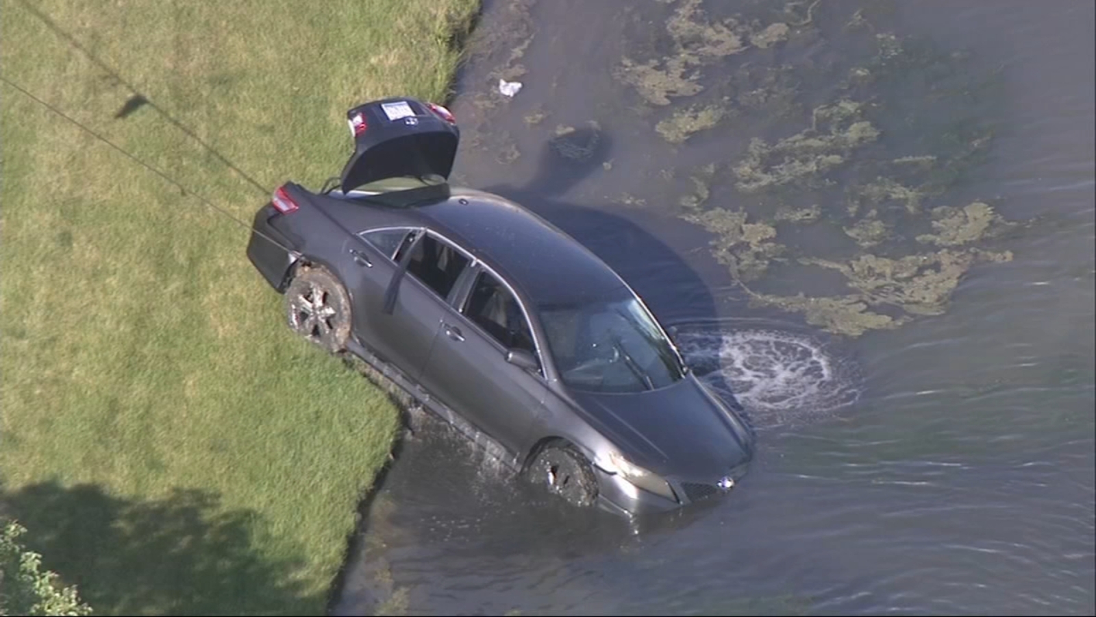 Man dies after car goes into Libertyville retention pond - ABC7 Chicago