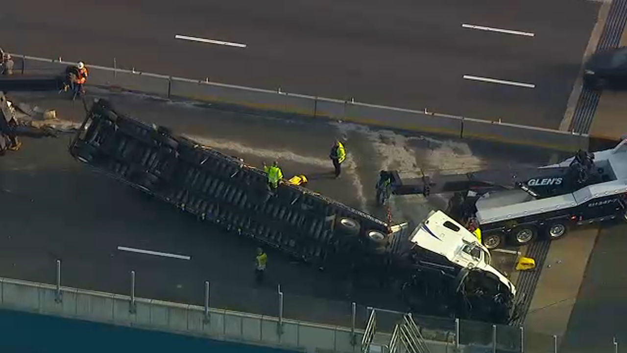 Overturned tractor-trailer snarls commute on Cuomo Bridge