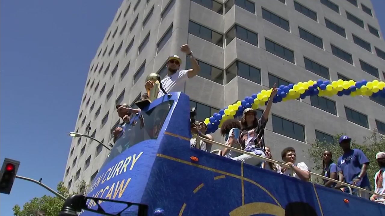 VIDEO: Stephen Curry and daughter Ryan share heartwarming hug during parade