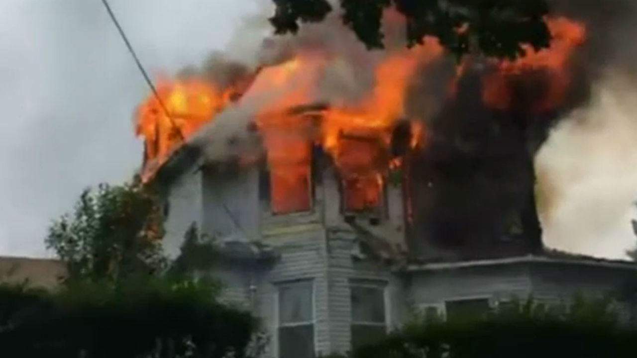 Elderly man escapes Mount Vernon house fire