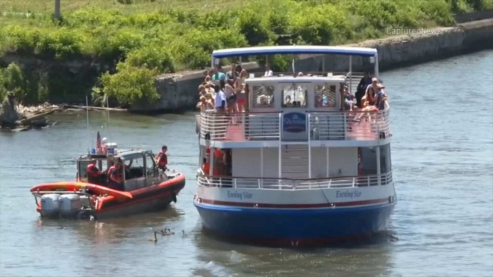 Water Rescues Chicago Tour boat helps rescue kayakers in Chicago River - ABC7 Chicago