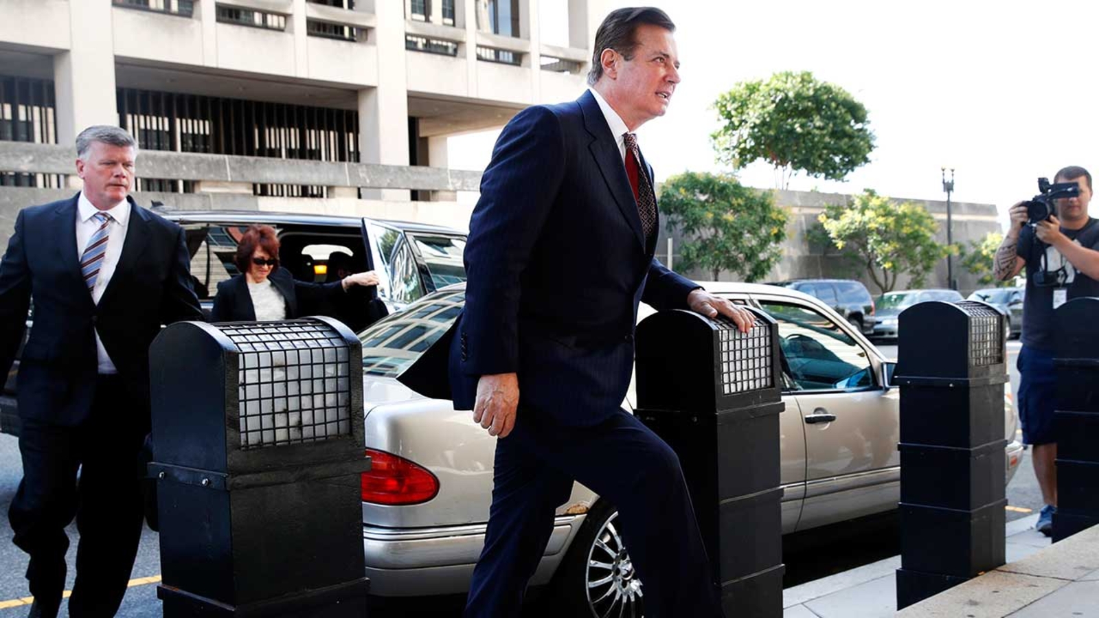 VIDEO: Paul Manafort enters court before bail revoked on Friday - ABC7 ...