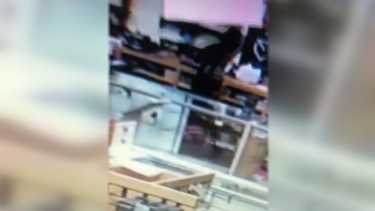 Authorities searching for 5 suspects who stole 63 guns from Spring gun store