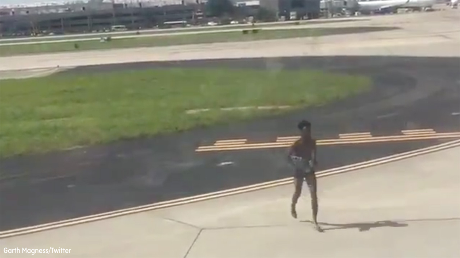 Man exits plane and runs on tarmac at Atlanta airport - ABC7 Los Angeles
