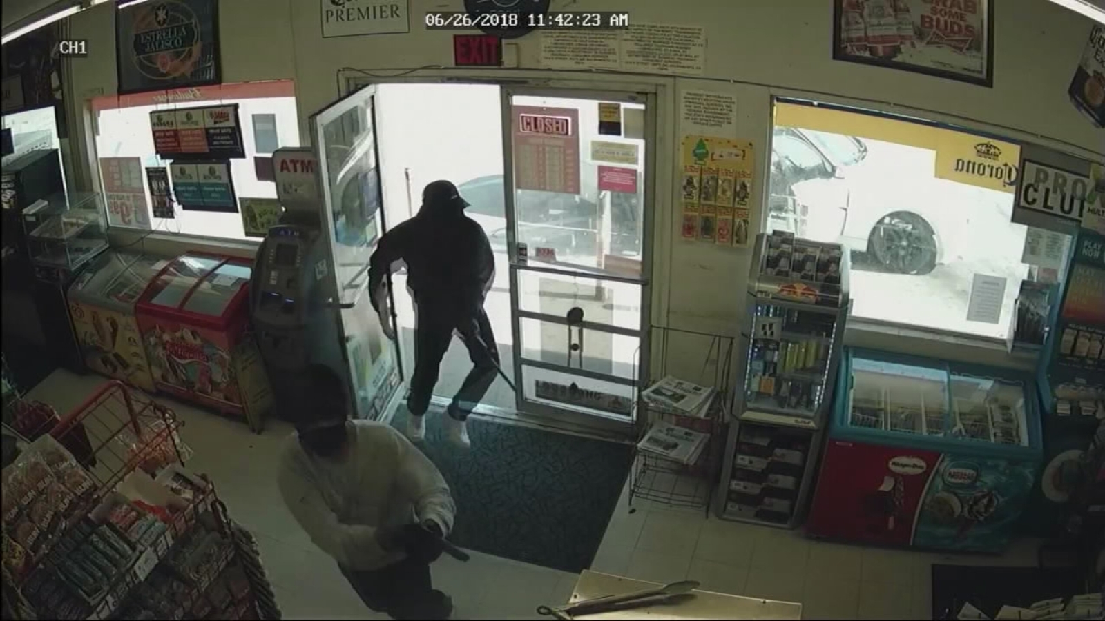 Strathmore robbers on the run, Tulare Sheriff releases pictures ABC30