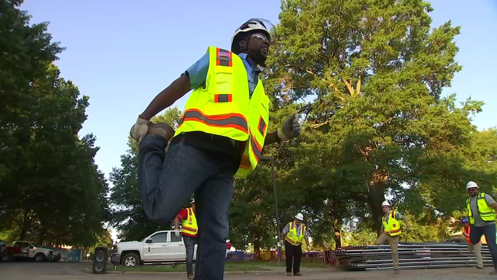 Stretch and flex construction workers start their day in a safe way