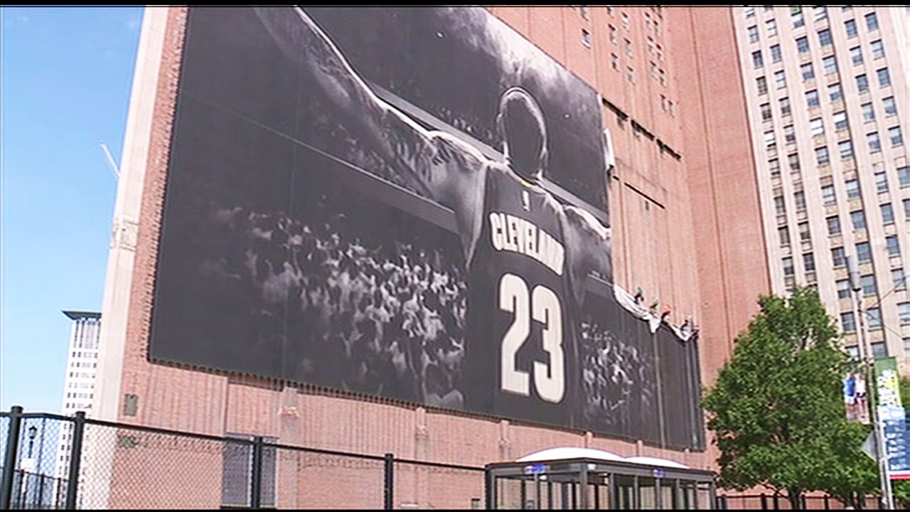 Iconic LeBron James banner in Cleveland coming down