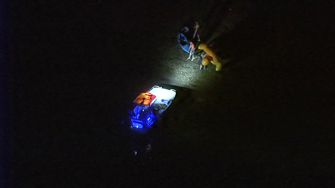 13 rescued after boat capsizes in Delaware River