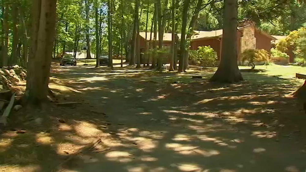 Bandana-wearing suspects rob Rockland County home with 9 kids inside