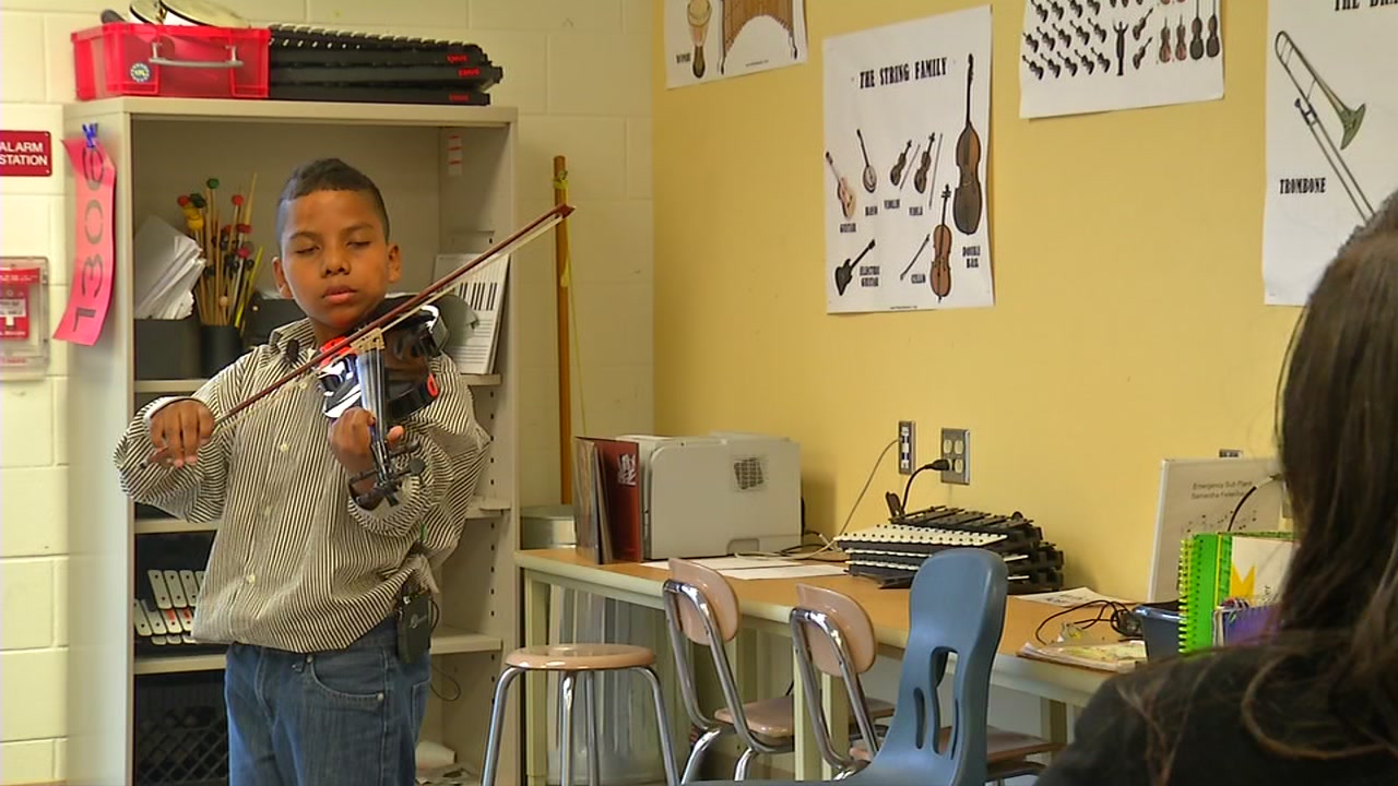 10-year-old cancer survivor inspires thousands through his violin