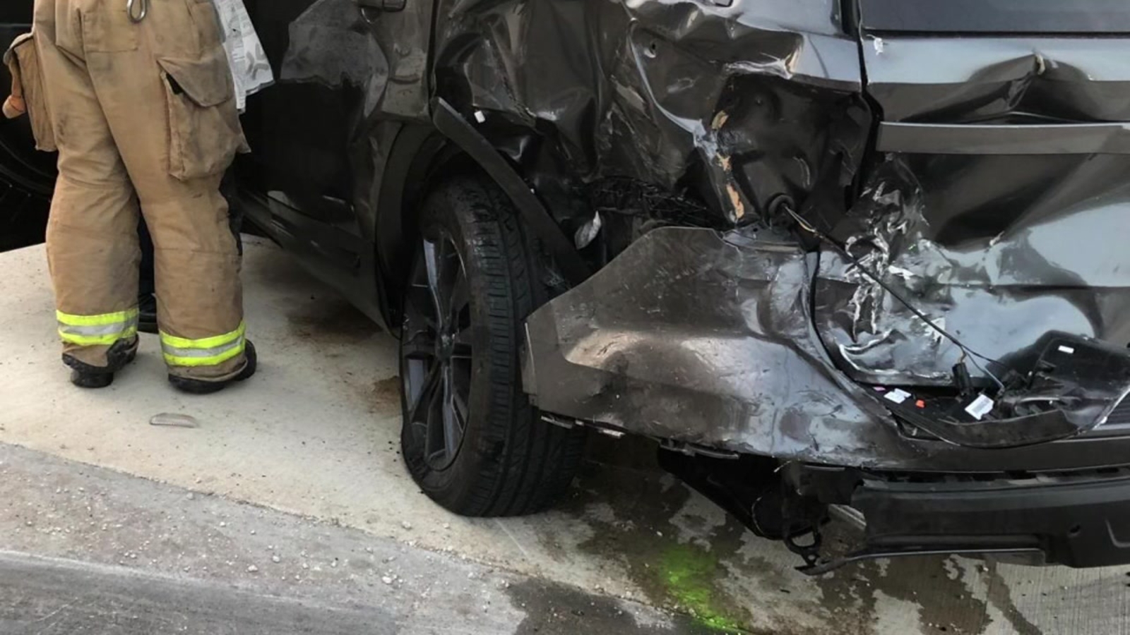 Surveillance video shows 2 people fleeing scene of accident and leaving kids inside car ABC13