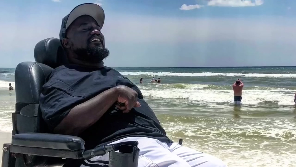 Man leaves home for first time in 20 years to see beach