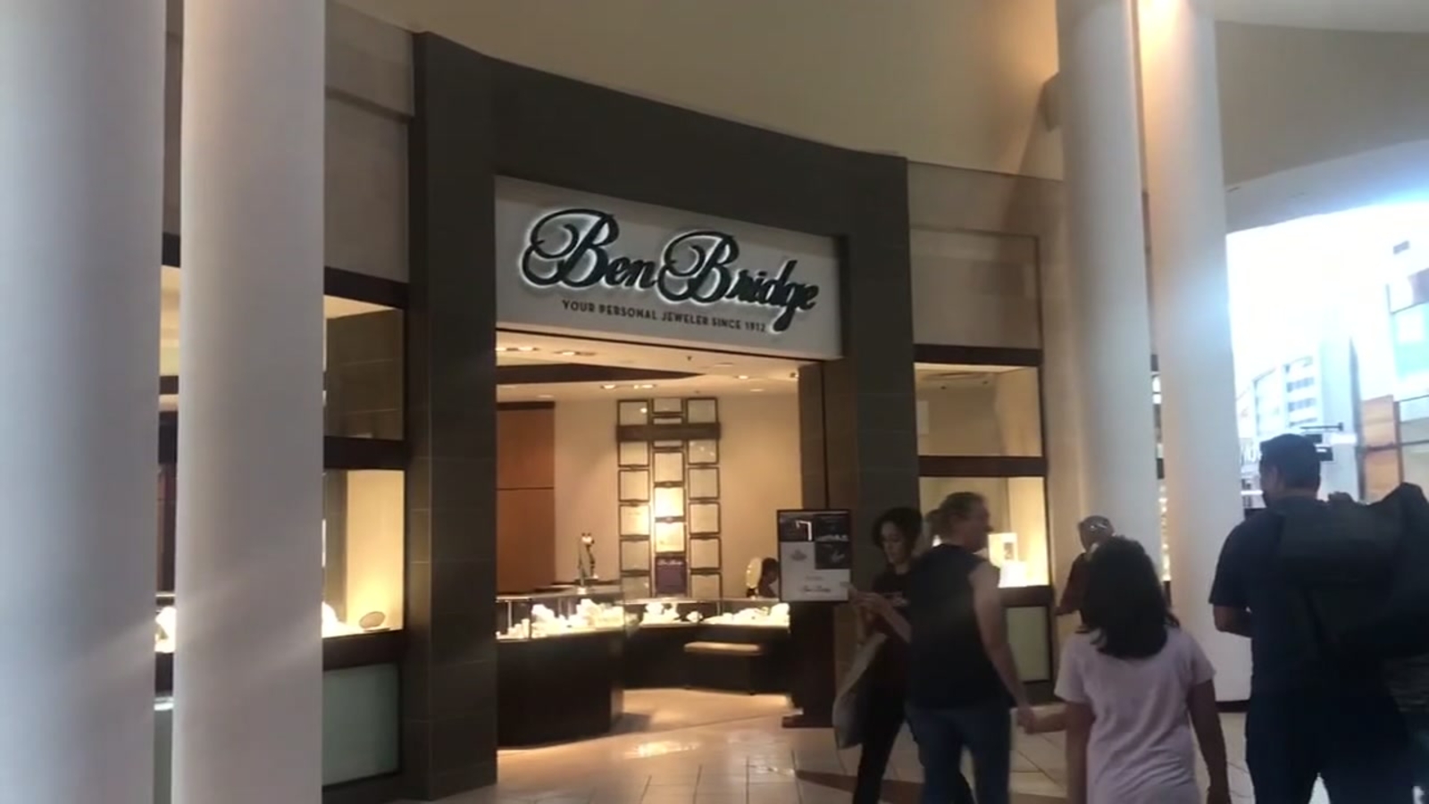 Offduty officer stops mall jewelry store heist from happening at