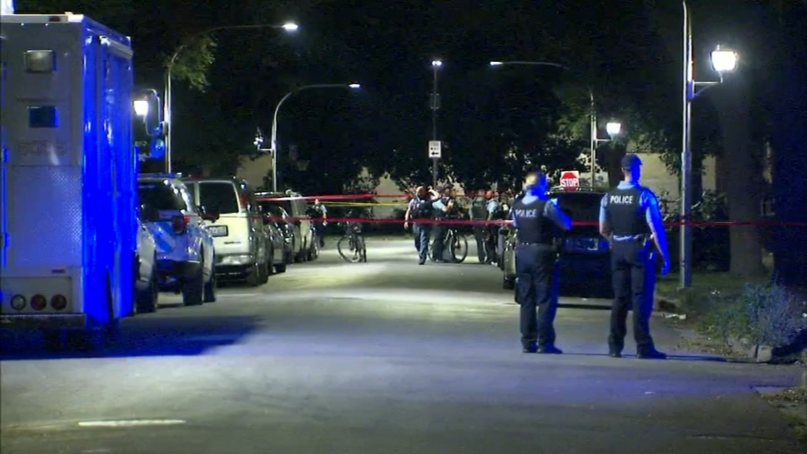 3 children, man wounded in Lawndale shooting - ABC7 Chicago