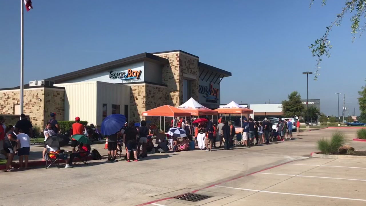 Astros fans line up hours in advance for Yuli Gurriel autograph
