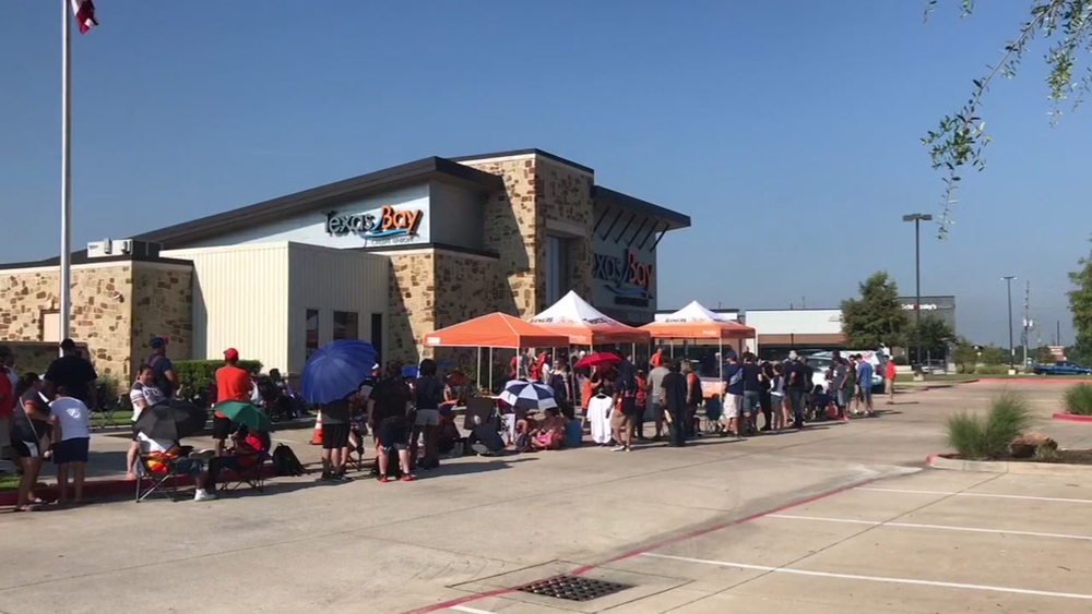 Astros fans line up hours in advance for Yuli Gurriel autograph