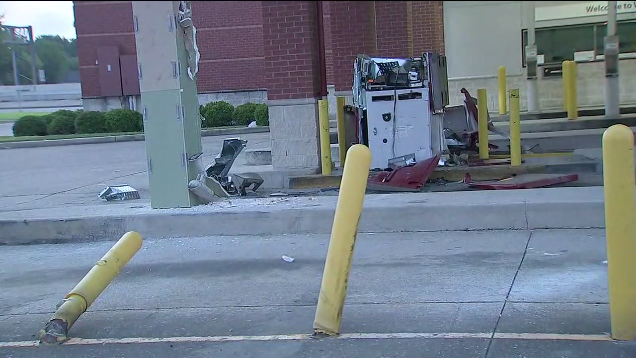 Thieves use forklift to steal ATM from Wells Fargo