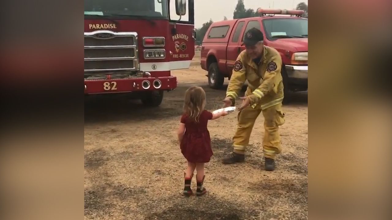 VIDEO: 2-year-old passes out burritos to firefighters battling Carr Fire