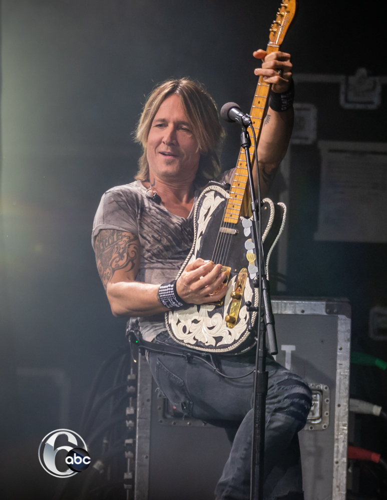 Keith Urban brought his Graffiti U Tour and Kelsea Ballerini to the BB&T Pavilion in Camden, NJ on August 03, 2018.