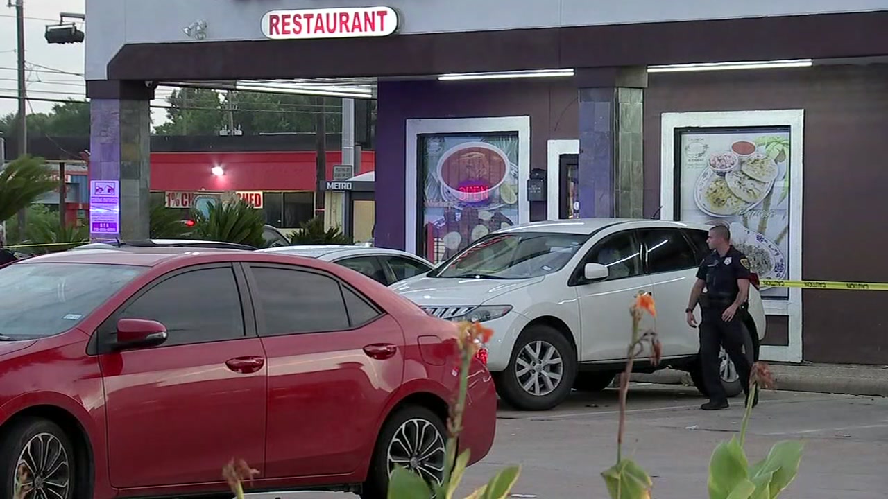 Man dies after being shot in the face outside of restaurant in SW Houston, police say