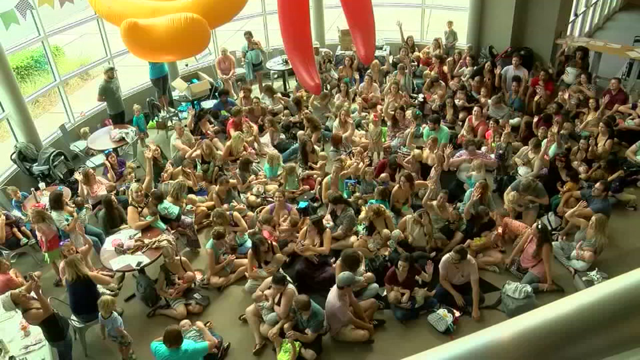 100 moms breastfeed together in record-breaking protest