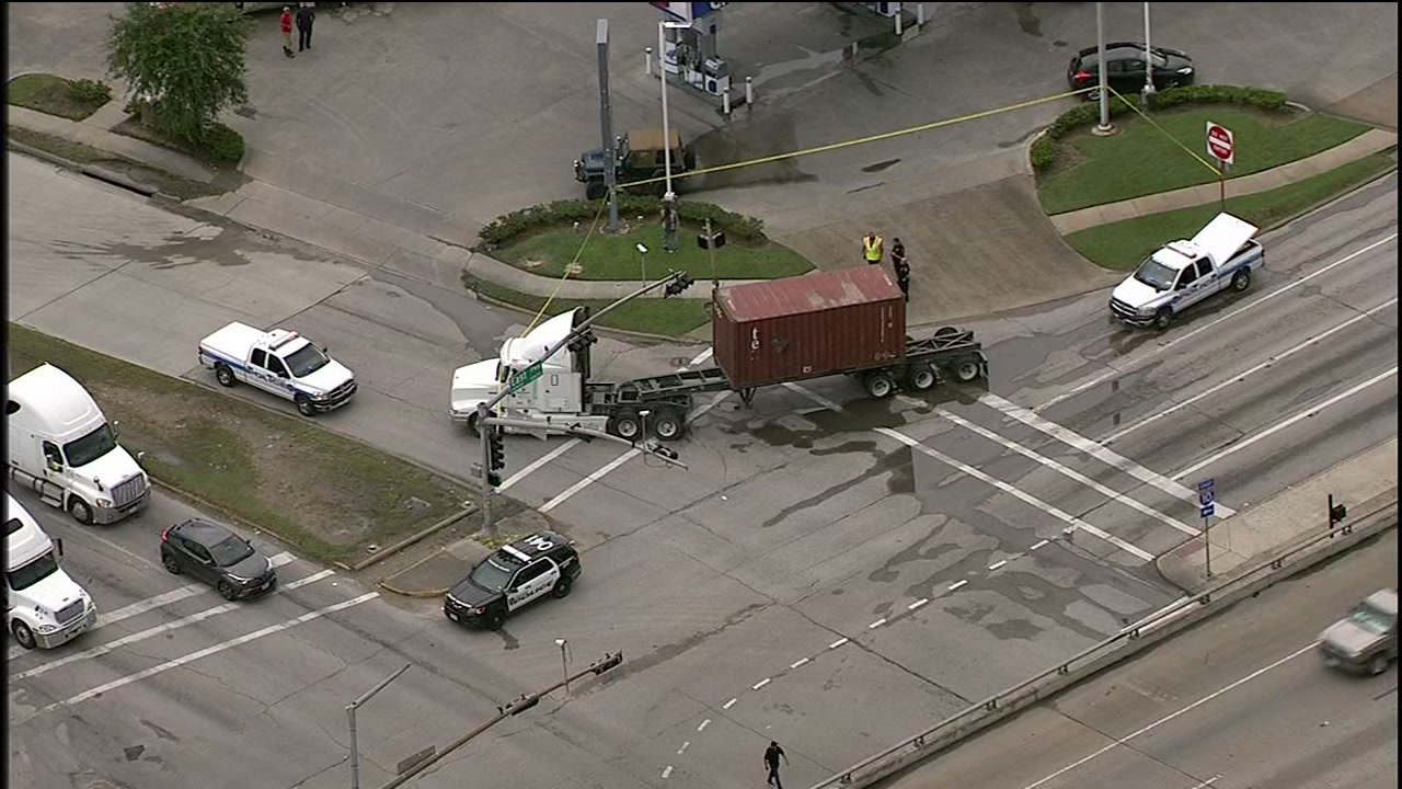 Man in wheelchair hit by an 18-wheeler in east Houston, police say