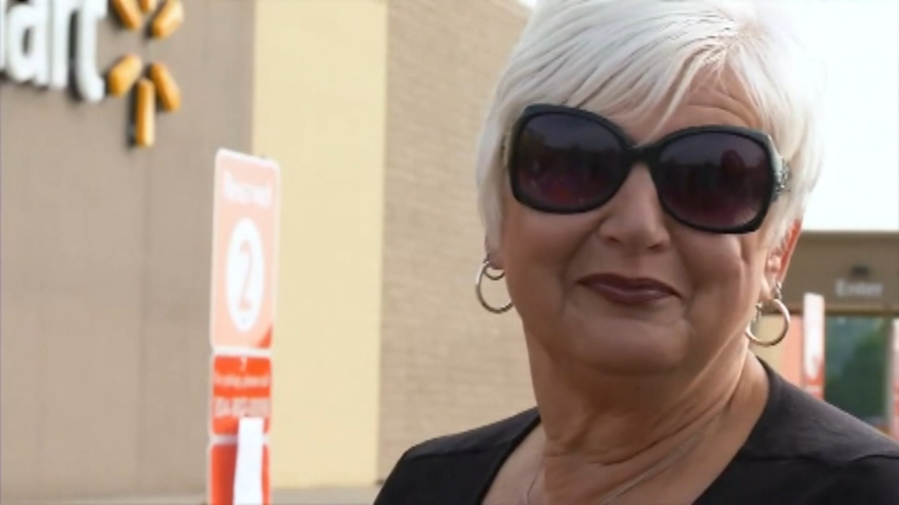 Walmart rewards customer for returning cart during storm