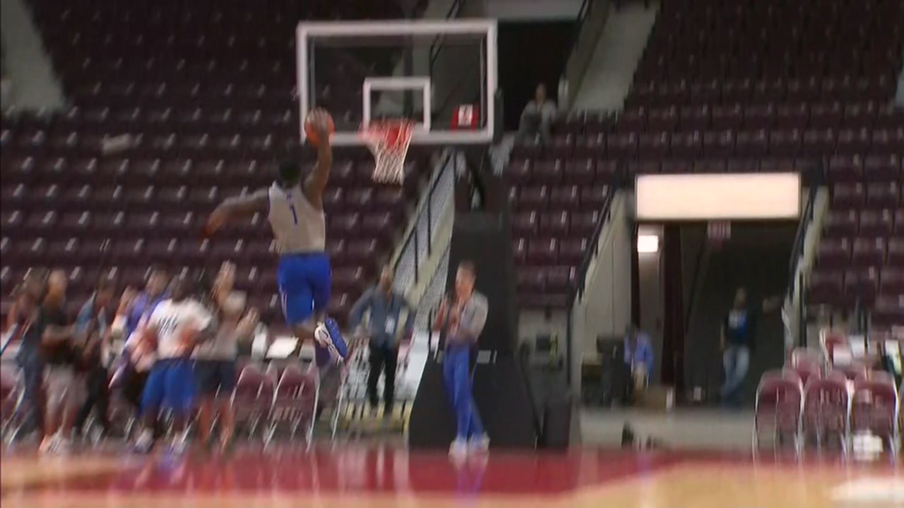 Duke's Zion Williamson slams one incredible dunk
