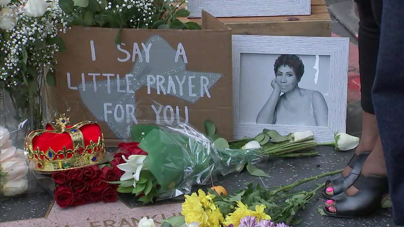 Aretha Franklin fans honor 'Queen of Soul' with flowers, crown at
