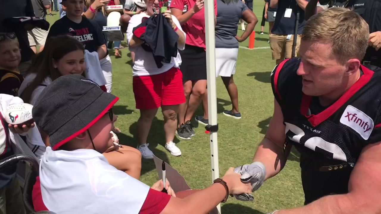 Child with brain tumor gets close with his beloved Houston Texans
