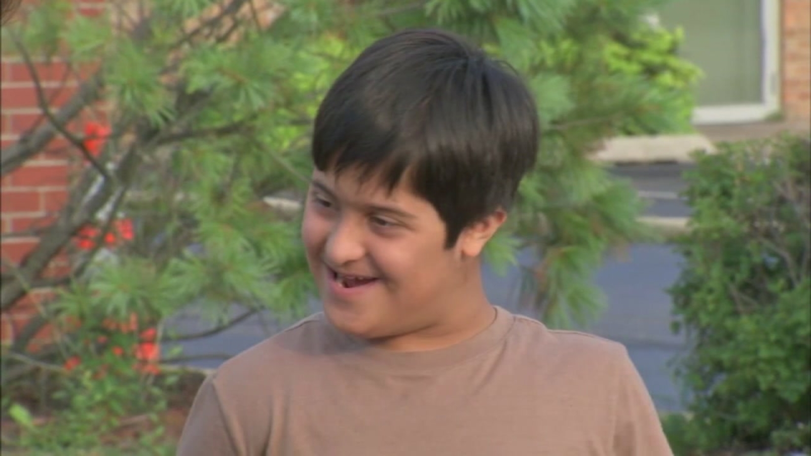 Illinois tow truck driver tows car with child with Down syndrome inside